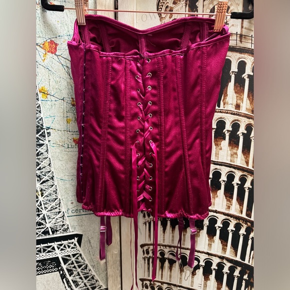 FREDEICKS OF HOLLYWOOD Sexy Ruched Corset - Picture 5 of 6